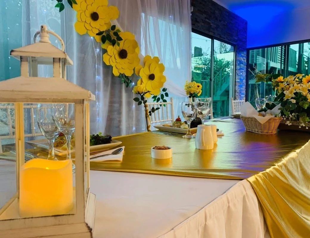 Detalle de mesa con girasoles y farol decorativo