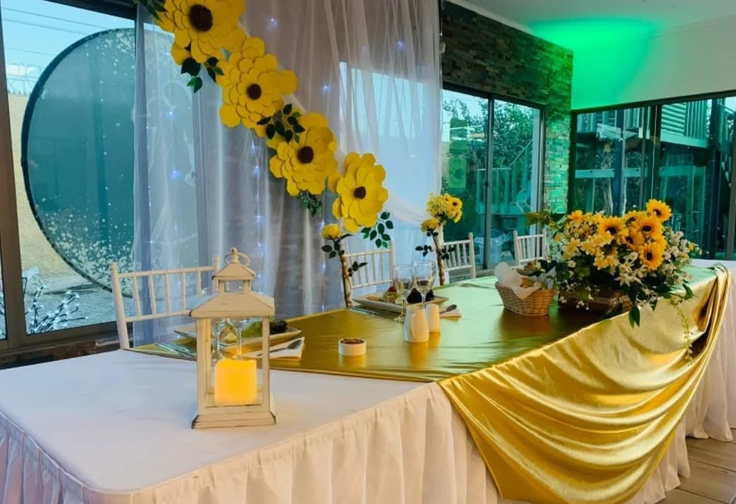 Mesa principal decorada con girasoles