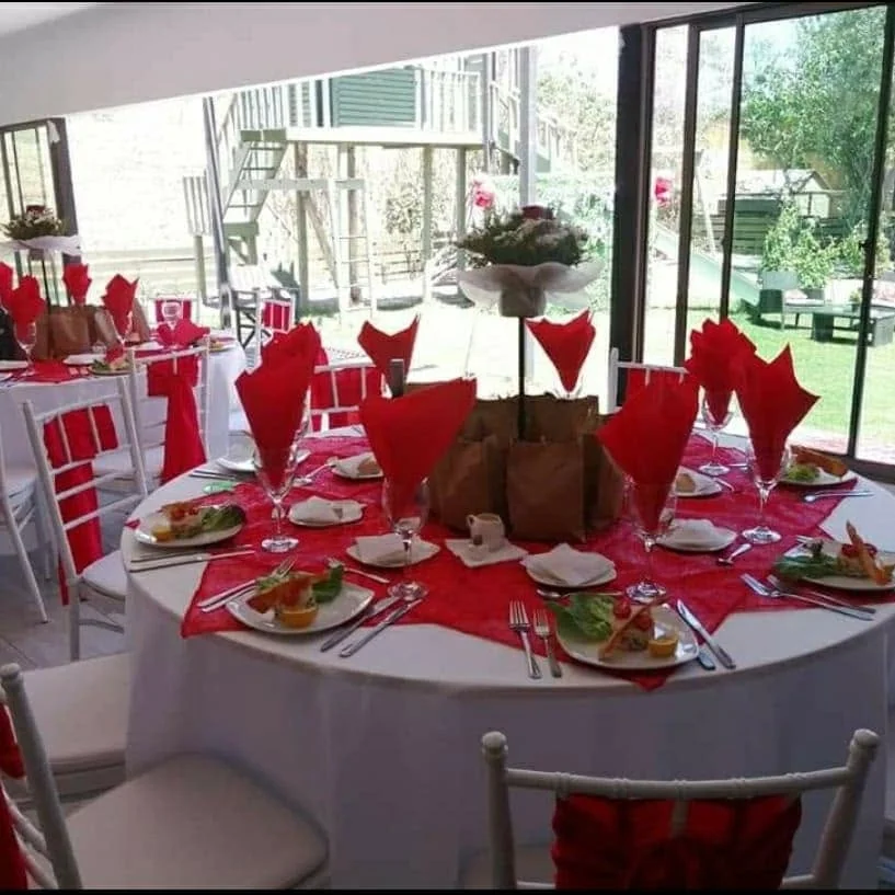 Mesa redonda montada con decoración roja
